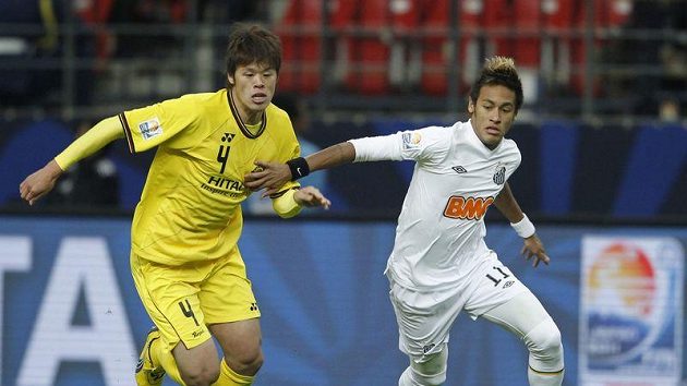Útočník Santosu Neymar (vpravo) před Hiroki Sakaiem z Kašiwy Útočník Santosu Neymar (vpravo) před Hiroki Sakaiem z Kašiwy