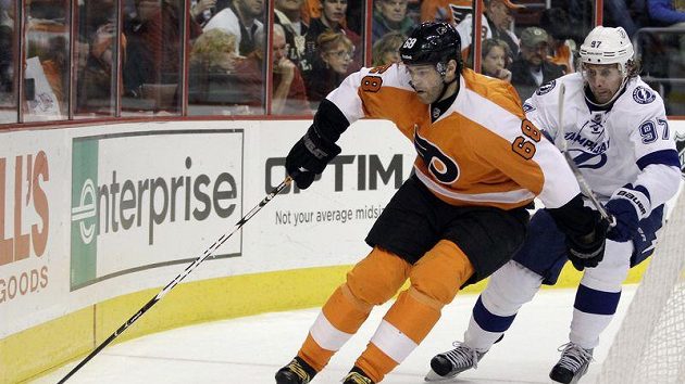 Jaromír Jágr z Philadelphie si kryje puk před Mattem Gilroyem z Tampy. Jaromír Jágr z Philadelphie si kryje puk před Mattem Gilroyem z Tampy.