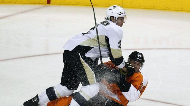 Obránce Pittsburghu Matt Niskanen (vlevo) sestřelil útočníka Philadelphie Jaromíra Jágra. Obránce Pittsburghu Matt Niskanen (vlevo) sestřelil útočníka Philadelphie Jaromíra Jágra.