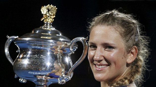 Běloruska Viktoria Azarenková s trofejí pro vítězku Australian Open. Běloruska Viktoria Azarenková s trofejí pro vítězku Australian Open.