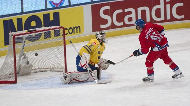 Petr Nedvěd proměnil rozhodující nájezd proti Švédsku na Švédských hokejových hrách. Petr Nedvěd proměnil rozhodující nájezd proti Švédsku na Švédských hokejových hrách.