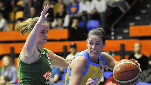 Anna Montaňanová z USK (vpravo) se snaží obejít Courtnay Pilypaitisovou z Kaunasu. Anna Montaňanová z USK (vpravo) se snaží obejít Courtnay Pilypaitisovou z Kaunasu.