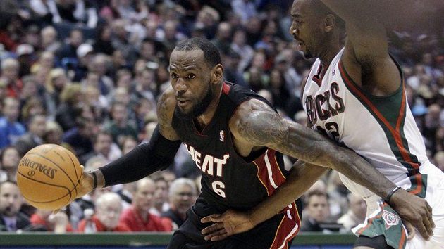 LeBron James (vlevo) výrazně pomohl basketbalistům Miami k vítězství. LeBron James (vlevo) výrazně pomohl basketbalistům Miami k vítězství.