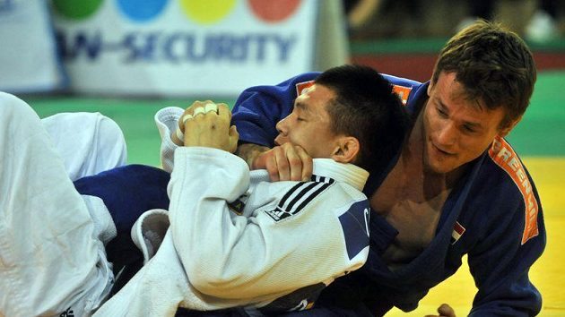 Čche Kwang-hjon z Koreje a Jeroen Mooren z Nizozemska (vpravo) ve finále kategorie do 60 kg. Čche Kwang-hjon z Koreje a Jeroen Mooren z Nizozemska (vpravo) ve finále kategorie do 60 kg.