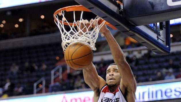 JaVale McGee z Washingtonu střílí koš Denveru. JaVale McGee z Washingtonu střílí koš Denveru.