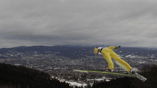 Tomáš Slavík z ČR při provizorním skoku. Kvůli větru se na Ještědu skákalo na malém můstku HS 100 a pro závod se počítalo sobotní provizorní kolo. Tomáš Slavík z ČR při provizorním skoku. Kvůli větru se na Ještědu skákalo na malém můstku HS 100 a pro závod se počítalo sobotní provizorní kolo.