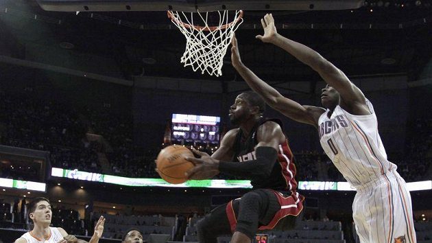 Triumf Miami zařídil až tři vteřiny před koncem Dwyane Wade (vlevo). Triumf Miami zařídil až tři vteřiny před koncem Dwyane Wade (vlevo).