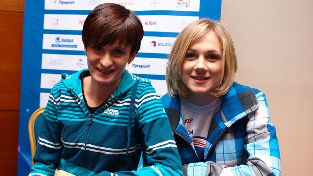 Rychlobruslařky Martina Sáblíková (vlevo) a Karolína Erbanová v Hotelu Hilton při vyhlašování ankety Sportovec roku. Rychlobruslařky Martina Sáblíková (vlevo) a Karolína Erbanová v Hotelu Hilton při vyhlašování ankety Sportovec roku.
