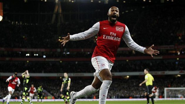 Thierry Henry oslavuje gól vstřelený v prvním utkání po návratu do Arsenalu. Francouzský útočník rozhodl v FA Cupu o vítězství nad Leedsem. Thierry Henry oslavuje gól vstřelený v prvním utkání po návratu do Arsenalu. Francouzský útočník rozhodl v FA Cupu o vítězství nad Leedsem.