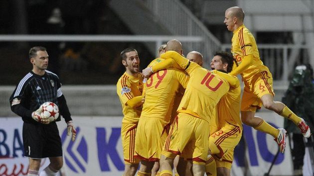 Fotbalisté Dukly Praha se radují z branky. Fotbalisté Dukly Praha se radují z branky.
