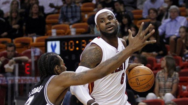 LeBron James (vpravo) nastřílel za Miami 33 bodů a nasbíral deset asistencí. LeBron James (vpravo) nastřílel za Miami 33 bodů a nasbíral deset asistencí.