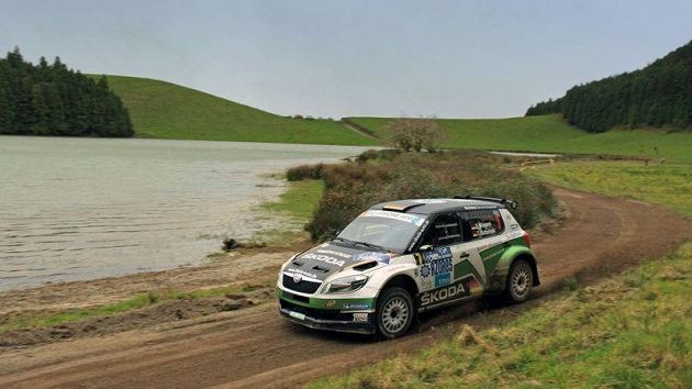 Nor Andreas Mikkelsen s vozem Fabia S 2000 při cestě za triumfem v Rallye Azory. Nor Andreas Mikkelsen s vozem Fabia S 2000 při cestě za triumfem v Rallye Azory.