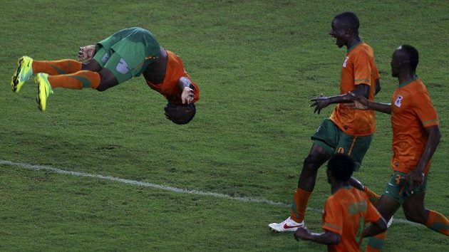 Emmanuel Mayuka (vlevo) oslavuje saltem gól vstřelený Ghaně v semifinále mistrovství Afriky. Emmanuel Mayuka (vlevo) oslavuje saltem gól vstřelený Ghaně v semifinále mistrovství Afriky.