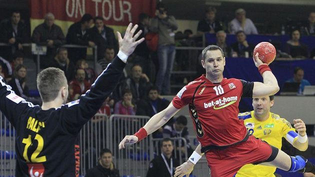 Český házenkář Jan Filip v zápase se Švédskem Český házenkář Jan Filip v zápase se Švédskem