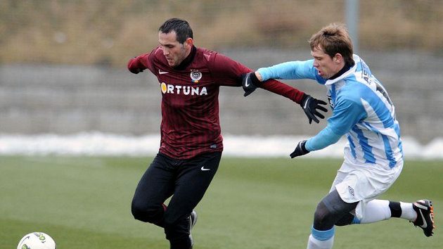 Fotbalista Sezimova Ústí Miloslav Houška (vpravo) stíhá Andreje Keriče ze Sparty Fotbalista Sezimova Ústí Miloslav Houška (vpravo) stíhá Andreje Keriče ze Sparty
