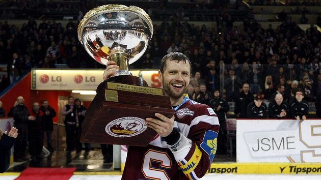 Kapitán Sparty Michal Broš převzal Prezidentský pohár pro vítěze základní části extraligy. Kapitán Sparty Michal Broš převzal Prezidentský pohár pro vítěze základní části extraligy.