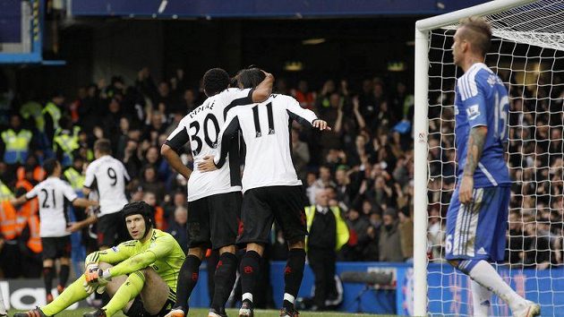 Zklamaný gólman Chelsea Petr Čech sedí na trávníku, zatímco hráči Fulhamu slaví vyrovnávací gól. Pro Chelsea ilustrující prosincový výjev... Zklamaný gólman Chelsea Petr Čech sedí na trávníku, zatímco hráči Fulhamu slaví vyrovnávací gól. Pro Chelsea ilustrující prosincový výjev...