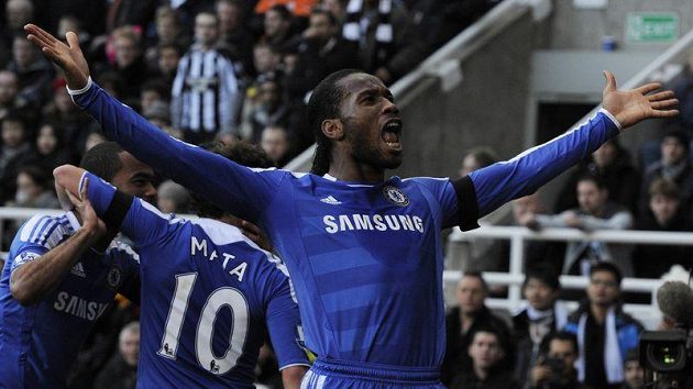 Didier Drogba se raduje v Newcastlu z úvodního gólu Chelsea. Didier Drogba se raduje v Newcastlu z úvodního gólu Chelsea.
