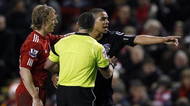 Dirk Kuijt z Liverpoolu (vlevo) uklidňuje společně se sudím Toma Adeyemiho z Oldhamu. Dirk Kuijt z Liverpoolu (vlevo) uklidňuje společně se sudím Toma Adeyemiho z Oldhamu.