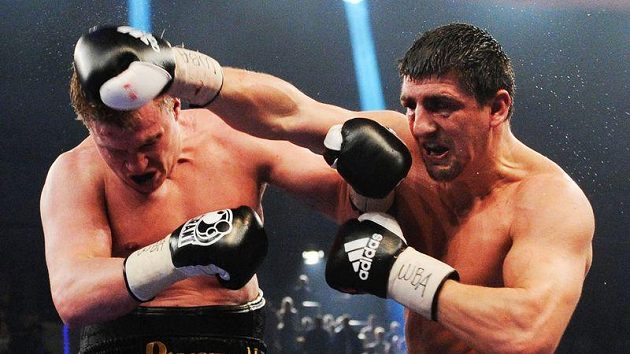 Němec Marco Huck (vpravo) při utkání s úspěšným obhájcem titulu WBA Alexanderem Povětkinem. Němec Marco Huck (vpravo) při utkání s úspěšným obhájcem titulu WBA Alexanderem Povětkinem.