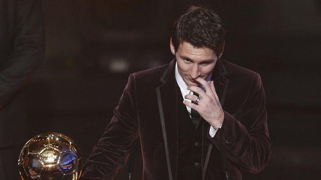 Plaché gesto pana Božského. Lionel Messi po převzetí Zlatého míče FIFA pro nejlepšího fotbalistu planety. Plaché gesto pana Božského. Lionel Messi po převzetí Zlatého míče FIFA pro nejlepšího fotbalistu planety.