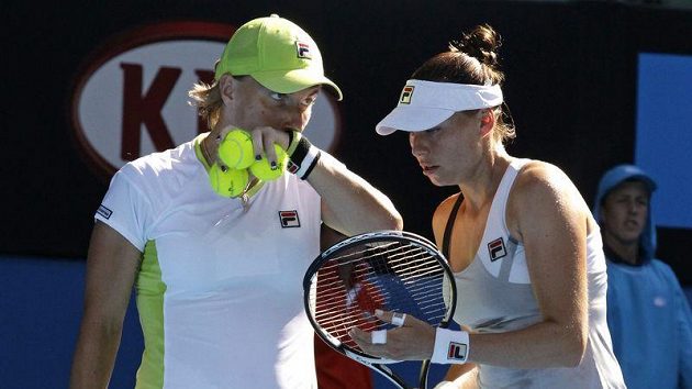 Ruské tenistky Světlana Kuzněcovová (vlevo) a Věra Zvonarevová na Australian Open. Ruské tenistky Světlana Kuzněcovová (vlevo) a Věra Zvonarevová na Australian Open.