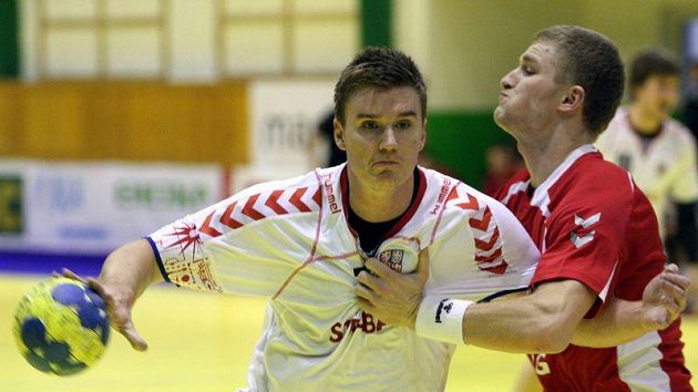 Jana Landu (vlevo) brání Polák Mateusz Przybylski Jana Landu (vlevo) brání Polák Mateusz Przybylski