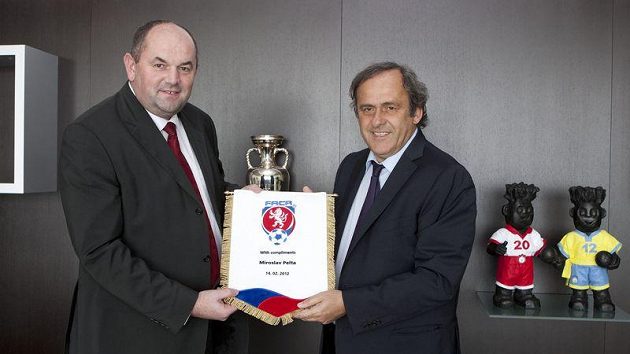 Předseda Fotbalové asociace Miroslav Pelta (vlevo) a šéf UEFA Michel Platini Předseda Fotbalové asociace Miroslav Pelta (vlevo) a šéf UEFA Michel Platini