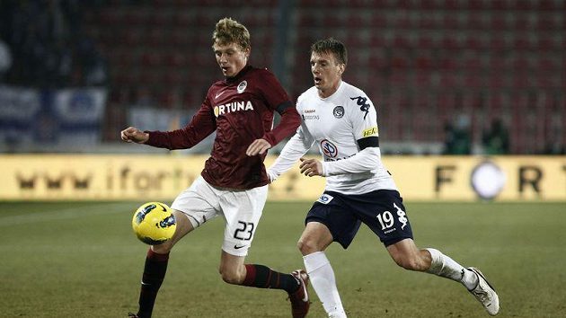 Sparťan Krejčí si kryje míč před hráčem Slovácka Mezlíkem. Sparťan Krejčí si kryje míč před hráčem Slovácka Mezlíkem.