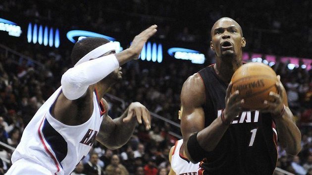 Zraněné hvězdy Miami Dwayna Wada a LeBrona Jamese nahradil Chris Bosh (vpravo). Zraněné hvězdy Miami Dwayna Wada a LeBrona Jamese nahradil Chris Bosh (vpravo).