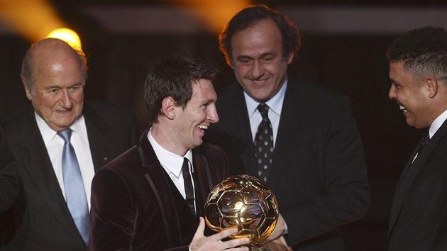 Zleva Sepp Blatter, Lionel Messi se Zlatým míčem, Michel Platini a Ronaldo na pondělním galavečeru v Curychu. Zleva Sepp Blatter, Lionel Messi se Zlatým míčem, Michel Platini a Ronaldo na pondělním galavečeru v Curychu.