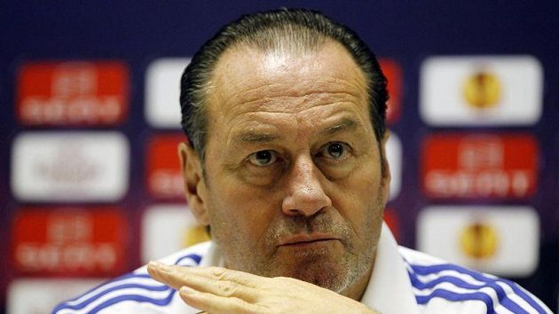 Kouč Schalke 04 Huub Stevens odpovídá v plzeňských Štruncových sadech na otázky novinářů. Kouč Schalke 04 Huub Stevens odpovídá v plzeňských Štruncových sadech na otázky novinářů.