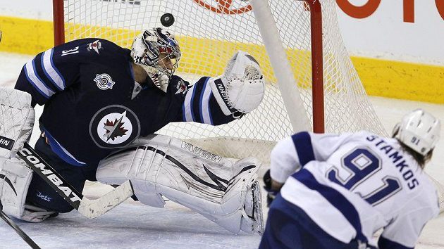 Ondřej Pavelec hájil čisté konto přesně 51 minut, pak ho překonal nejlepší střelec NHL Steven Stamkos. Ondřej Pavelec hájil čisté konto přesně 51 minut, pak ho překonal nejlepší střelec NHL Steven Stamkos.