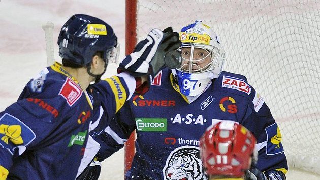 Liberecký brankář Marek Pinc a útočník Dalibor Bortňák a útočník Třince Jan Peterek (vpravo). Liberecký brankář Marek Pinc a útočník Dalibor Bortňák a útočník Třince Jan Peterek (vpravo).