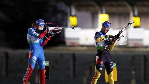 Německá biatlonistka Magdalena Neunerová (vpravo) na poslední položce zcela vyhořela a připravila svůj tým o vítězství. To vybojovala štafeta Ruska a její finišmanka Viluchinová (vlevo). Německá biatlonistka Magdalena Neunerová (vpravo) na poslední položce zcela vyhořela a připravila svůj tým o vítězství. To vybojovala štafeta Ruska a její finišmanka Viluchinová (vlevo).