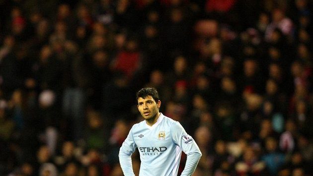 Zklamaný útočník Manchesteru City Sergio Agüero po porážce v Sunderlandu. On ani jeho spoluhráči nedokázali vstřelit gól. Zklamaný útočník Manchesteru City Sergio Agüero po porážce v Sunderlandu. On ani jeho spoluhráči nedokázali vstřelit gól.
