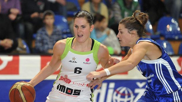Romana Hejdová z Brna (vlevo) se snaží prosadit proti Gaelle Skrelaové z Montpellier. Romana Hejdová z Brna (vlevo) se snaží prosadit proti Gaelle Skrelaové z Montpellier.