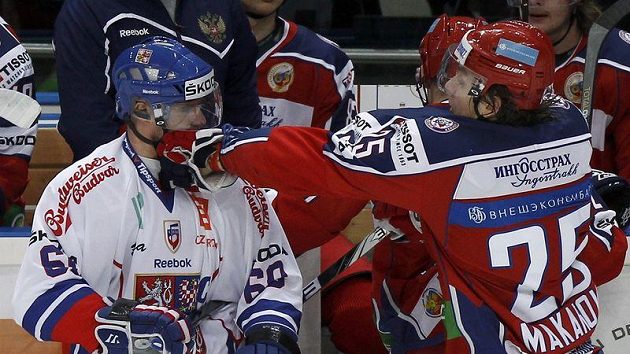 Igor Makarov bouchá Tomáše Rolinka do obličeje. Igor Makarov bouchá Tomáše Rolinka do obličeje.