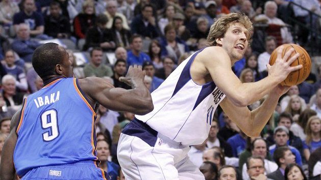 Dirk Nowitzki (vpravo) byl jako vždy ústřední postavou Dallasu. Dirk Nowitzki (vpravo) byl jako vždy ústřední postavou Dallasu.