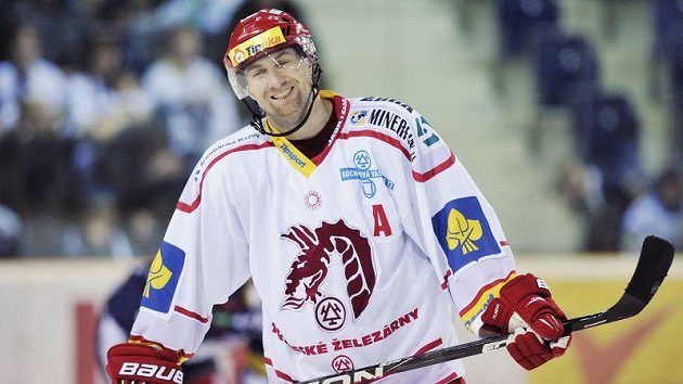 K tisícímu utkání v extralize nastoupil útočník Třince Jan Peterek. K tisícímu utkání v extralize nastoupil útočník Třince Jan Peterek.