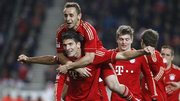 Mario Gomez (dole) oslavuje se spoluhráči z Bayernu svůj druhý gól v duelu se Stuttgartem. Mario Gomez (dole) oslavuje se spoluhráči z Bayernu svůj druhý gól v duelu se Stuttgartem.