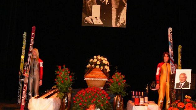 Při pietním rozloučení s Jiřím Raškou ve frenštátském kině drželi čestnou stráž u rakve i mladí skokani na lyžích. Při pietním rozloučení s Jiřím Raškou ve frenštátském kině drželi čestnou stráž u rakve i mladí skokani na lyžích.
