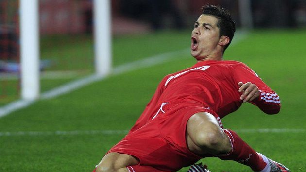 Cristiano Ronaldo z Realu Madrid oslavuje jednu ze svých branek proti Seville. Cristiano Ronaldo z Realu Madrid oslavuje jednu ze svých branek proti Seville.