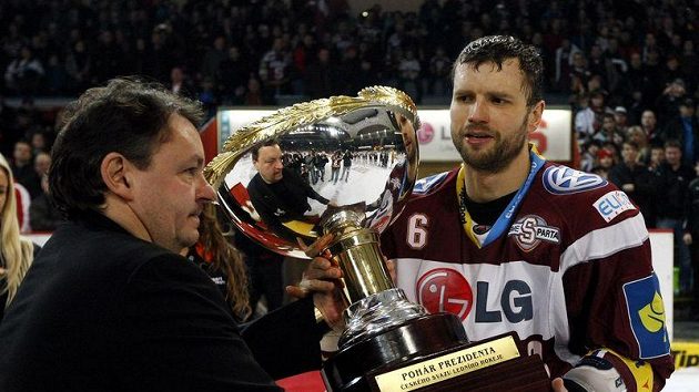 Svazový šéf Tomáš Král předává kapitánovi Sparty Michalu Brošovi Prezidentský pohár za prvenství v základní části extraligy. Svazový šéf Tomáš Král předává kapitánovi Sparty Michalu Brošovi Prezidentský pohár za prvenství v základní části extraligy.