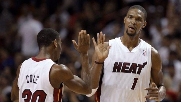 Chris Bosh (vpravo) a Norris Cole z Miami Chris Bosh (vpravo) a Norris Cole z Miami