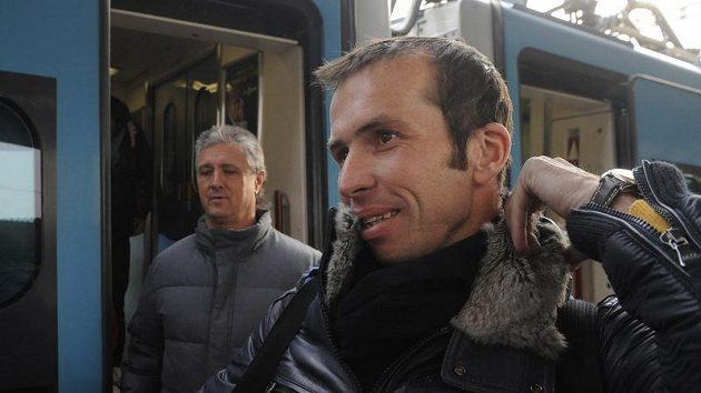 Radek Štěpánek a nehrajicí kapitán daviscupového týmu Jaroslav Navrátil (vzadu) po příjezdu do Ostravy. Radek Štěpánek a nehrajicí kapitán daviscupového týmu Jaroslav Navrátil (vzadu) po příjezdu do Ostravy.