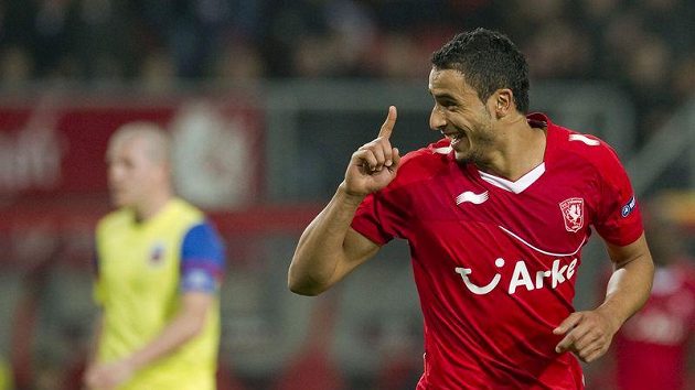 Nacer Chadli z Twente Enschede slaví gól v síti Steaua Bucharest. Nacer Chadli z Twente Enschede slaví gól v síti Steaua Bucharest.