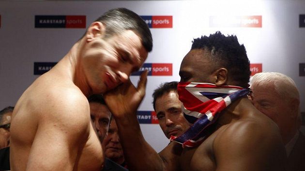 Britský boxer Dereck Chisora dává facku Ukrajinci Vitaliji Kličkovi. Britský boxer Dereck Chisora dává facku Ukrajinci Vitaliji Kličkovi.