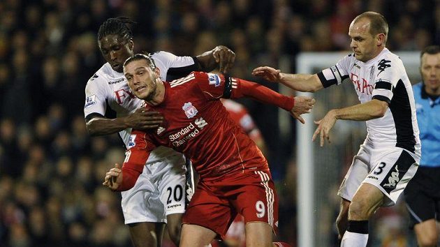 Hráči Fulhamu Danny Murphy (vpravo) a Dickson Etuhu stíhají Andyho Carrolla z Liverpoolu (uprostřed). Hráči Fulhamu Danny Murphy (vpravo) a Dickson Etuhu stíhají Andyho Carrolla z Liverpoolu (uprostřed).