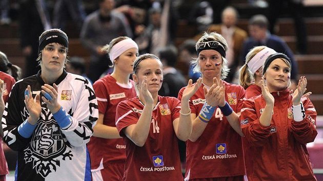 Smutek ve tvářích českých florbalistek po prohře s Finskem v semifinále MS. Smutek ve tvářích českých florbalistek po prohře s Finskem v semifinále MS.